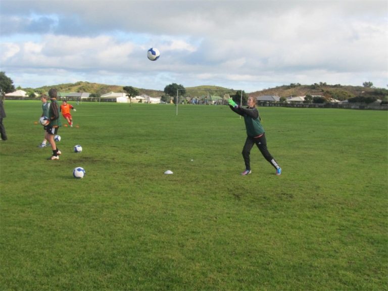 Goalkeeping-girls-1