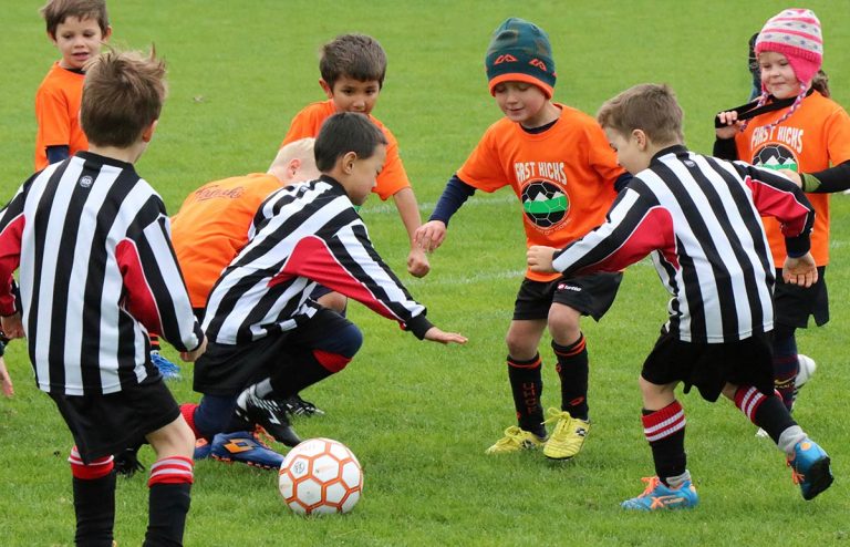 UHCF and Karori 6th grade players contending for the ball